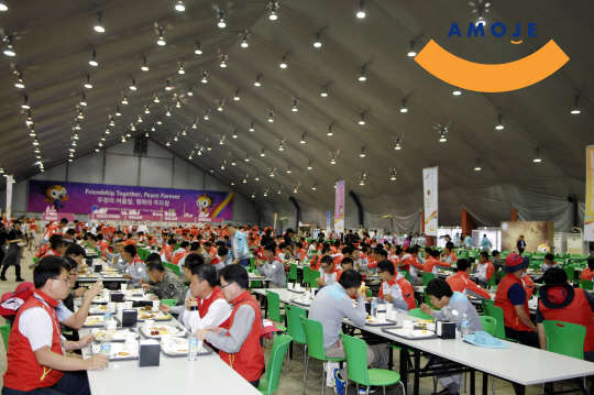 지난 24일 경북 문경에 위치한 '2015 경북 문경 세계군인체육대회' 선수촌 내 식당에서 지자체 관계자들이 시식품평회 메뉴를 시식하고 있다.  아모제푸드 제공